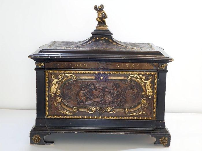 Kist - Kist of gedenkcassette in de stijl van de Nieuwe, Antiek en Kunst, Antiek | Meubels | Stoelen en Sofa's