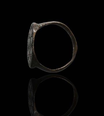 Époque Viking Bronze Belle bague avec les runes de liaison beschikbaar voor biedingen