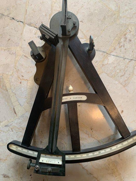 Sextant - Legering - Hughes London, Antiek en Kunst, Curiosa en Brocante