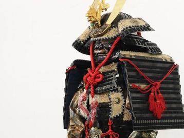 Armure de samouraï noire grandeur nature à motif de dragon