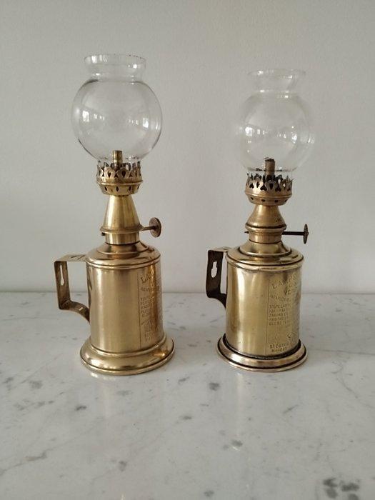 PIGEON - Petroleumlamp (2) - Messing - Lampen, Antiek en Kunst, Curiosa en Brocante