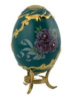 Fabergé ei - Keizerlijk juweelachtig ei benadrukt met
