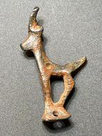 IJzertijd Bronzen, intact en draagbaar zoömorfisch amulet in