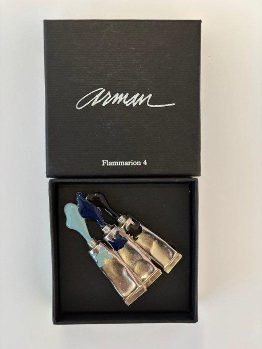 Arman (1928-2005) - Pinback Button, Antiquités & Art, Art | Objets design