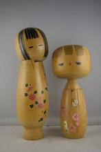 Twee vintage Kokeshi-poppen - Hout - Toshiharu and Masayuki