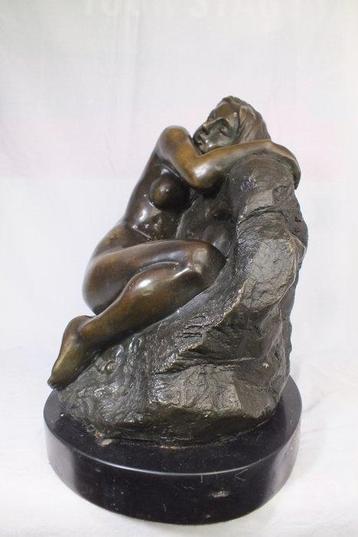sculptuur, Vrouw liggend op rots - 9,2 kg - 32 cm - Brons -