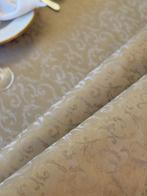 Elegante tafelkleed met voor het hele oppervlak geborduurde