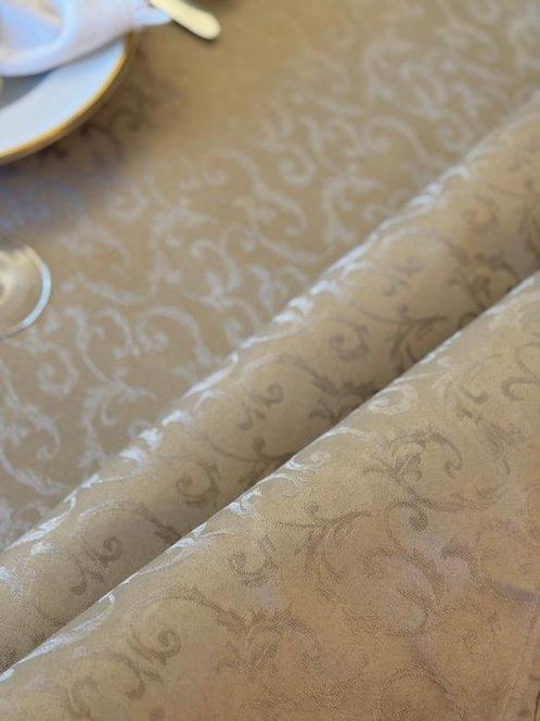 Elegante tafelkleed met voor het hele oppervlak geborduurde, Antiek en Kunst, Antiek | Tapijten, Tafelkleden en Textiel