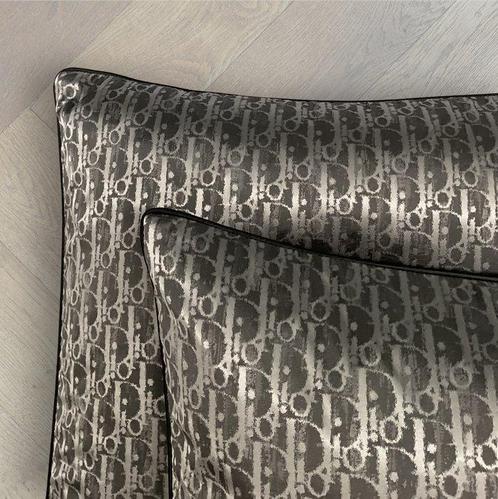 Dior Paris - Set of 2 new pillows made of Dior Paris Toile, Antiek en Kunst, Antiek | Tapijten, Tafelkleden en Textiel