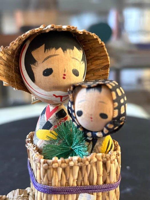 Beeldje, Mustard Seed Doll Straw basket - 11 cm - wood, Antiek en Kunst, Curiosa en Brocante