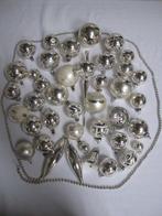 Boules de Noël et collier de perles antiques et vintage en