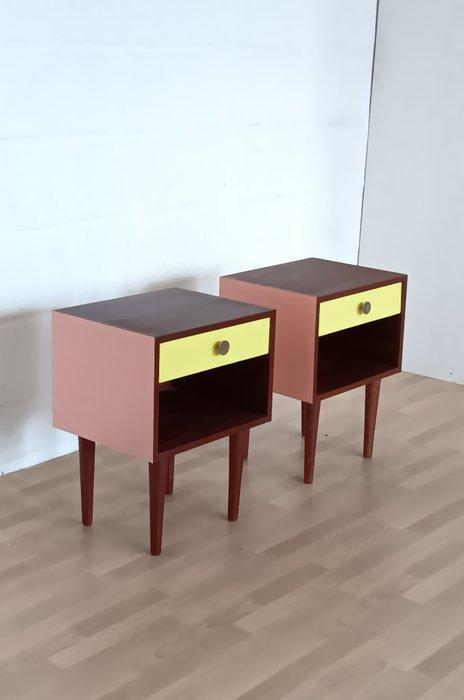 Nachtkastje - Beuken, Mahonie - Twee nachtkastjes, Antiek en Kunst, Kunst | Designobjecten