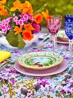 Tafelkleed met wildkleurige bloemenprint, brede tafels. -