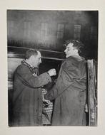 Weegee, Arthur Fellig - Argument Outside Madison Square, Antiek en Kunst, Kunst | Schilderijen | Modern
