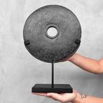 Ornement décoratif - Lava stone disc on a custom stand -