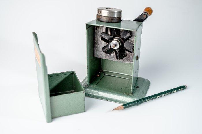 Rare Vintage Avanti Vertical Pencil Sharpener - PGH, Antiquités & Art, Antiquités | Assiettes décoratives & Carrelages