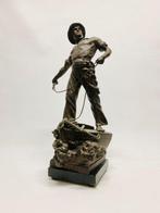 Arthur Waagen (1833-1898) - Beeld, Sailor Figurine on boat, Antiquités & Art, Antiquités | Céramique & Poterie