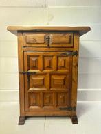 Kast - Elegante Spaanse Gesneden Houten Kast - Hout, Antiek en Kunst