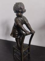 Mario NICK - Beeldje, Fillette sur tabouret - 21 cm - Brons