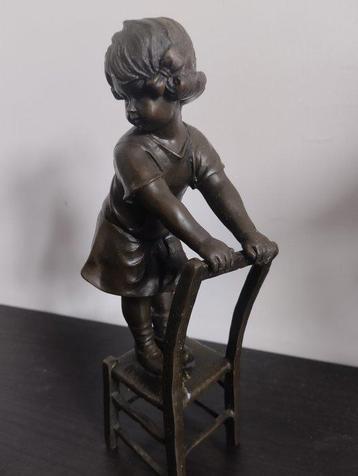 Mario NICK - Beeldje, Fillette sur tabouret - 21 cm - Brons