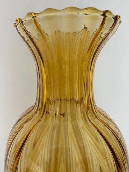 Italian Hand-Blown Amber Art Glass Vase – Mid 20th Century -, Antiek en Kunst, Antiek | Glaswerk en Kristal