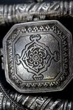 Oud hoofd-halsketting met Koran-dragende functie in de, Antiek en Kunst