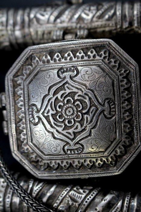 Oud hoofd-halsketting met Koran-dragende functie in de, Antiek en Kunst, Kunst | Niet-Westerse kunst