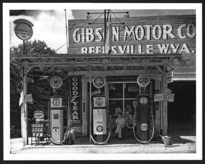 Walker Evans (1903–1975) - Gas Station Reedsville, West, Antiek en Kunst, Kunst | Designobjecten