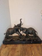Beeld, Bronzen beeld gevecht twee olifanten om marmeren, Antiek en Kunst