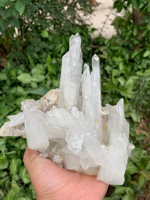 Amas esthétique de château de cristaux de quartz Faden, Verzamelen, Mineralen en Fossielen