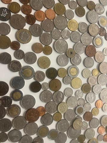 Monde. World Coin and Banknote Collection – Approx. 300