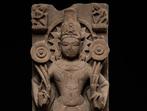 Grès STÈLE MONUMENTALE (1,5 m) EN GRÈS DE SURYA - 02/03 mars