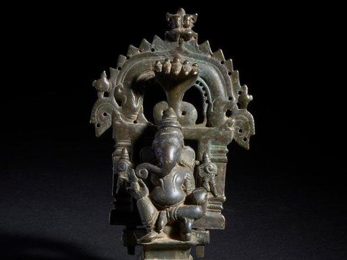 Religieuze offerschaal met afbeelding van Ganesh met vier, Antiek en Kunst, Kunst | Niet-Westerse kunst