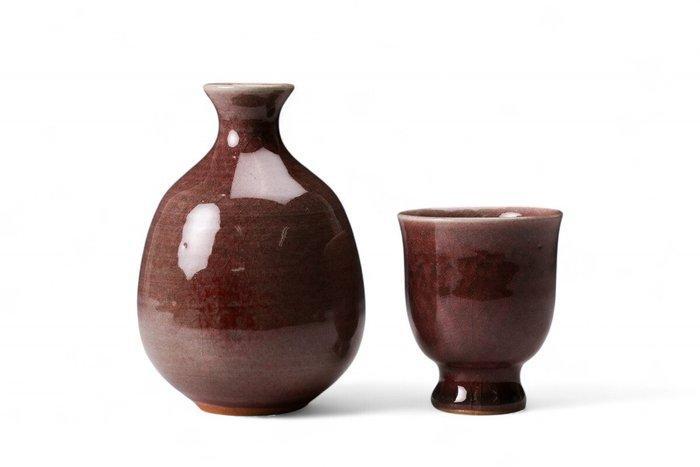 Munemasa Yoshiaki Red Glaze Sake Set - Tokkuri fles en, Antiek en Kunst, Curiosa en Brocante
