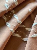 Linnen tafelkleed met zeven bijpassende servetten,