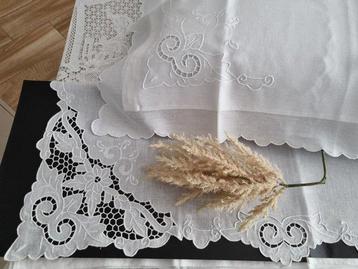 Drap de musée en lin pur avec broderie sculptée à la main -