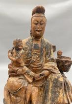 Ancienne statue chinoise Guanyin bois sculpté avec enfant