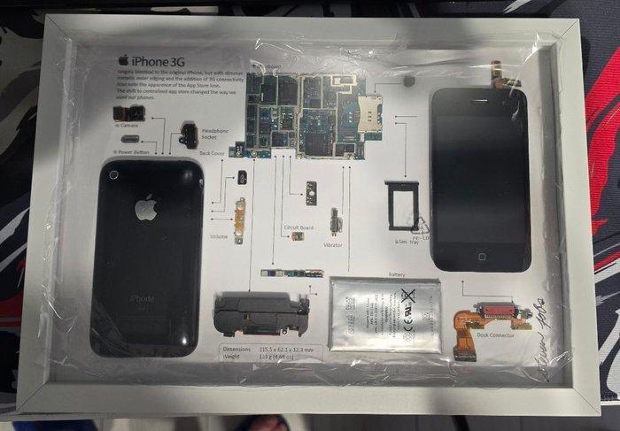 Apple - framed disassembled iPhone 3G - Mobiele telefoon, Games en Spelcomputers, Spelcomputers | Overige Accessoires