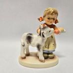 Goebel - Beeldje - Hummel #2231 - Friendly Feeding - TMK8 -