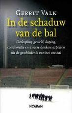 In de schaduw van de bal 9789046805602 G. Valk, Verzenden, Zo goed als nieuw, G. Valk