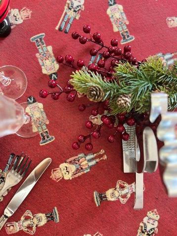 Nappe de Noël pour de grandes tablées. Rouge avec un beschikbaar voor biedingen