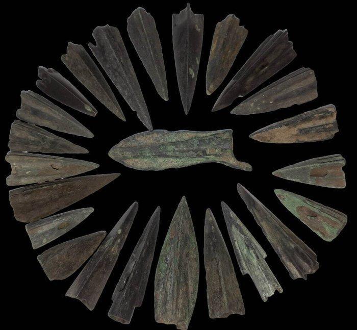 Scythe Collection de pointes de flèches scythes en bronze -, Verzamelen, Mineralen en Fossielen