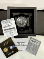 SWATCH - MOONSWATCH SNOOPY MISSION TO THE MOONPHASE - NEW, Handtassen en Accessoires, Nieuw