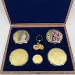 Wereld. Ankaufsposten mit Sammelbox mit Gigantmedaillen und, Postzegels en Munten