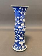 Een Chinese blauw-witte bekervaas versierd met