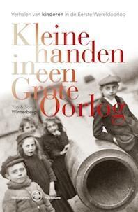 Kleine handen in een grote oorlog 9789057309960, Boeken, Overige Boeken, Gelezen, Verzenden