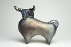 Urszula Despet - Sculpture, Golden Bull - 14 cm - Céramique, Antiquités & Art
