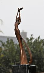 Statue, release the bird - 39 cm - marbre en bronze