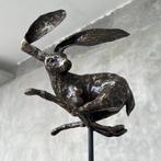 Sculpture, Speckled bronze Rabbit on stand - 44 cm - Bronze, Antiek en Kunst