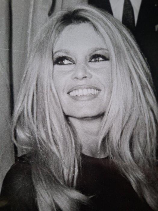 APIS-PARIS - Brigitte Bardot in Munich, 1968, Antiek en Kunst, Kunst | Designobjecten